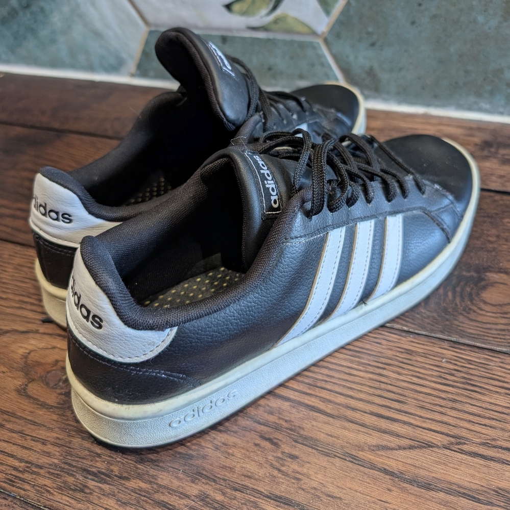 Adidas Men’s Sneakers – Black/White Classic (Size 11)